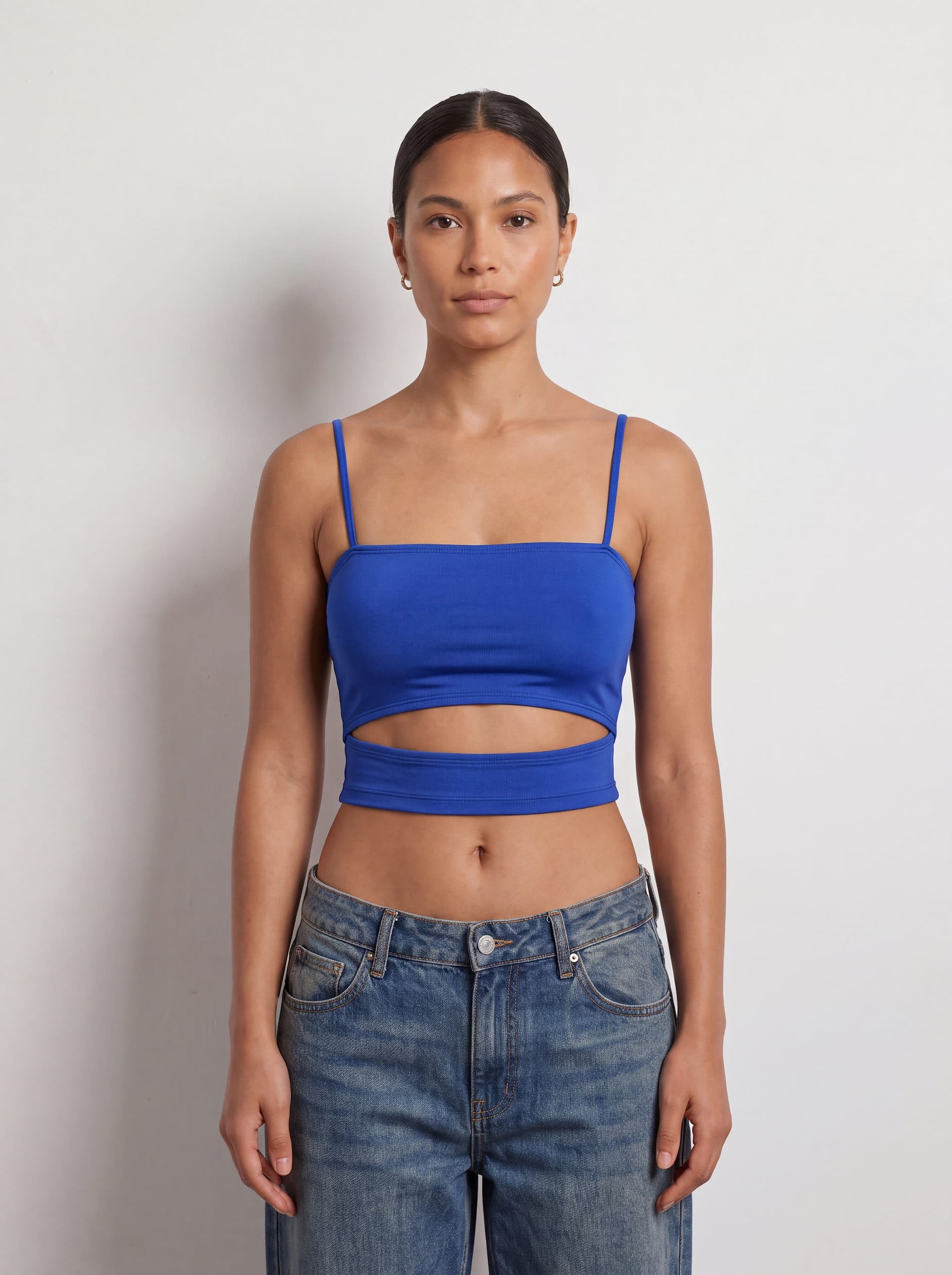 Crop top con abertura en cintura, en color azul rey, puesto en modelo