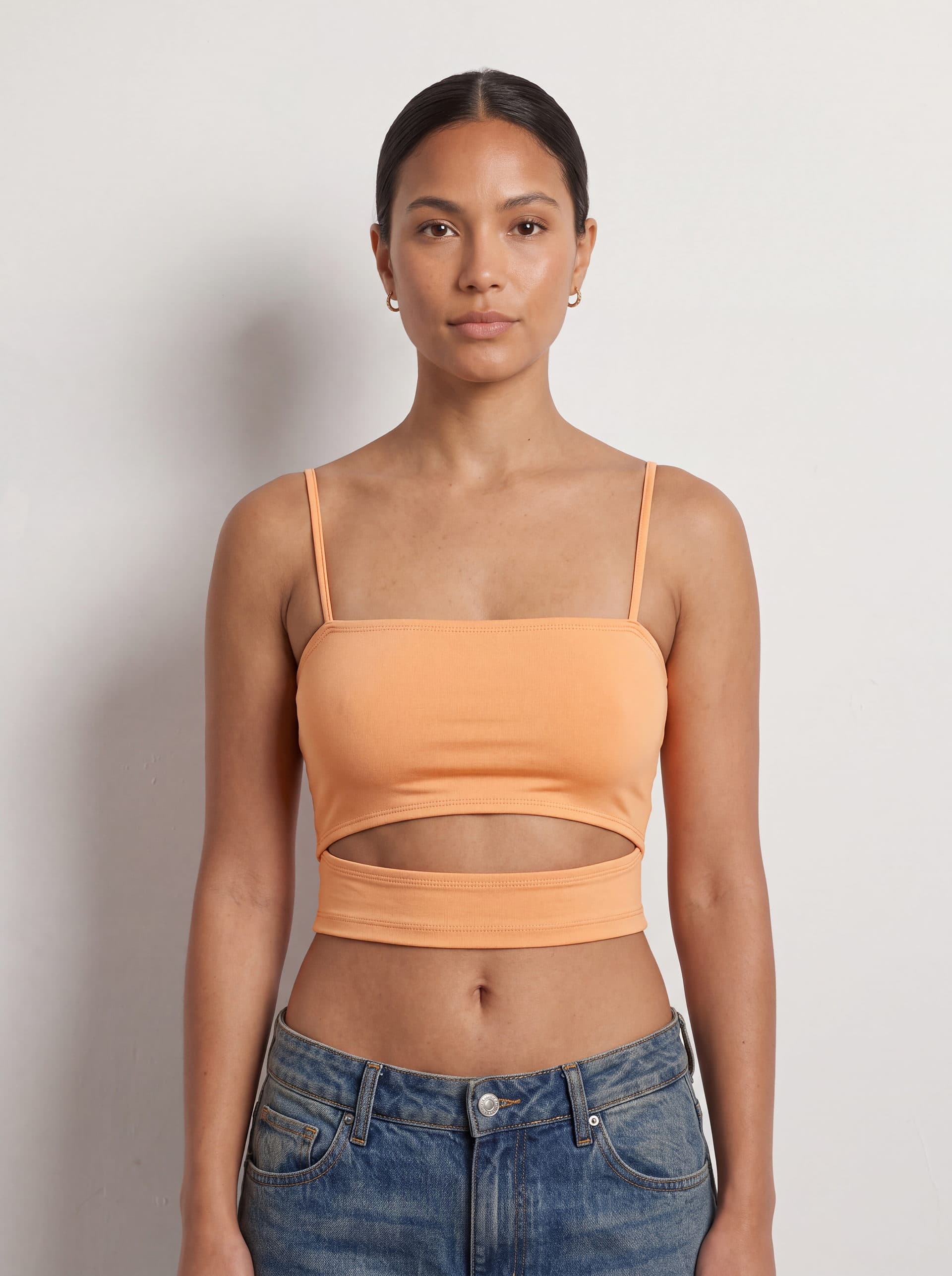 Crop top con abertura en cintura, en color durazno, puesto en modelo