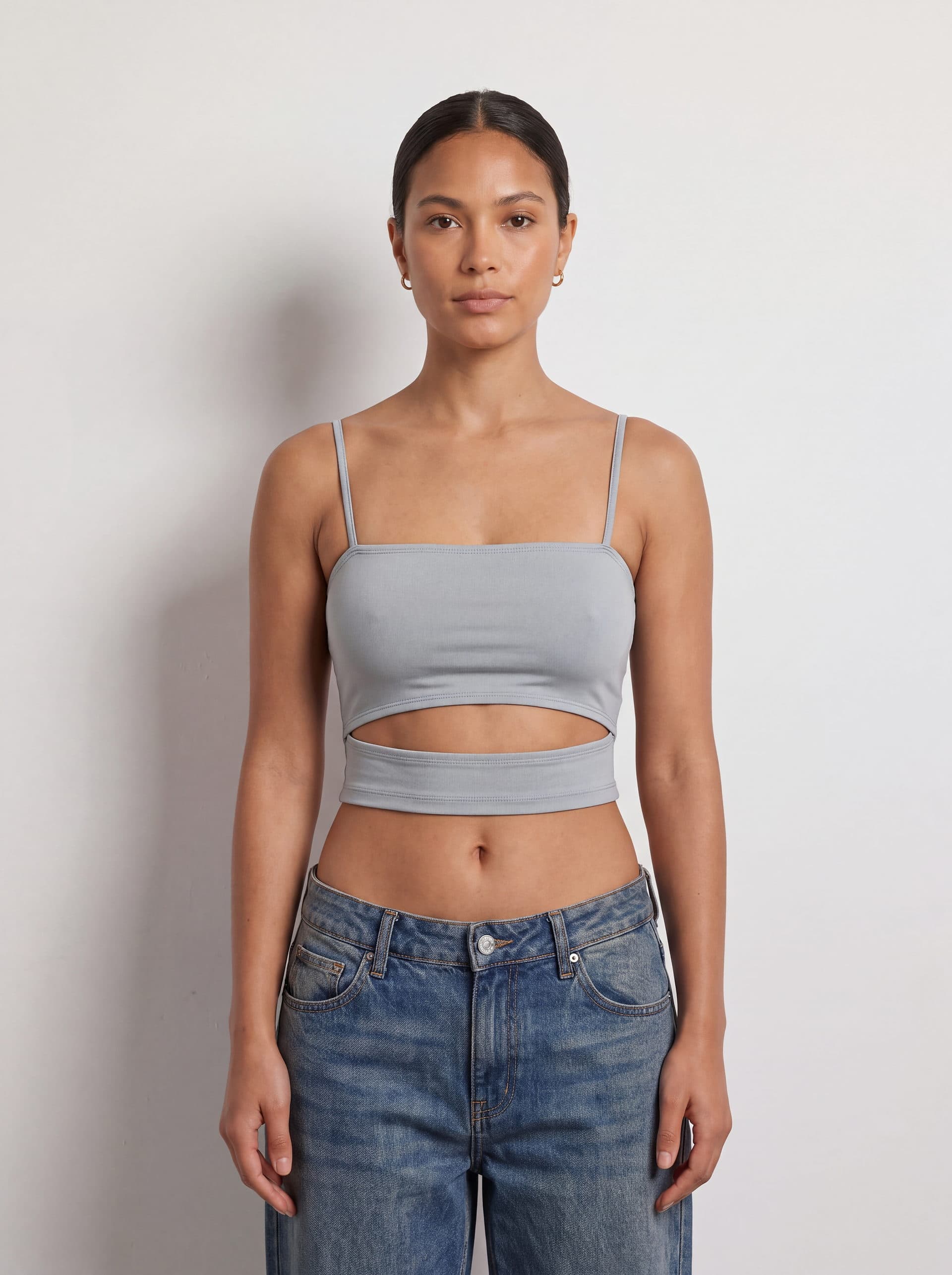 Crop top con abertura en cintura, en color gris, puesto en modelo