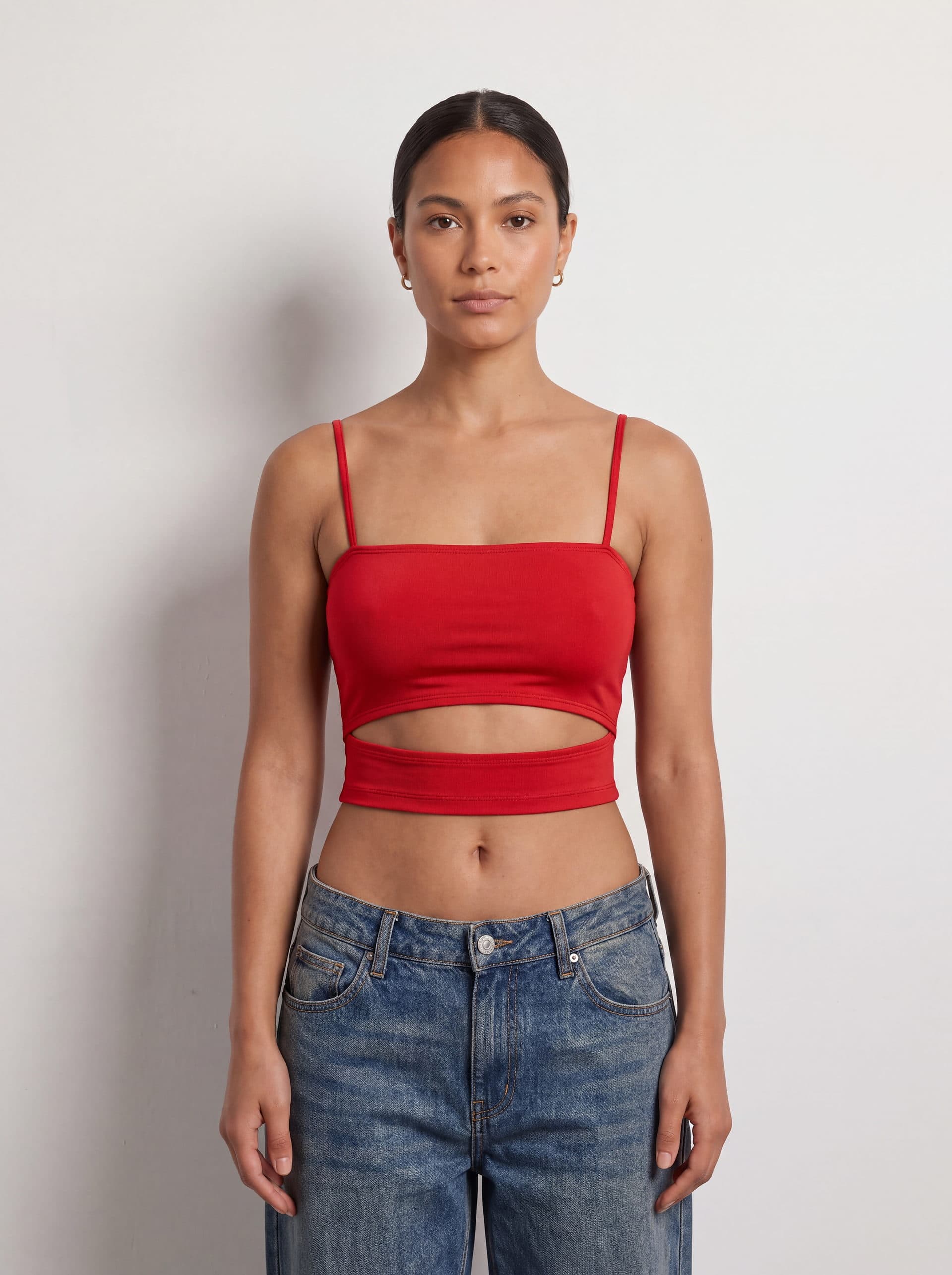 Crop top con abertura en cintura, en color rojo, puesto en modelo