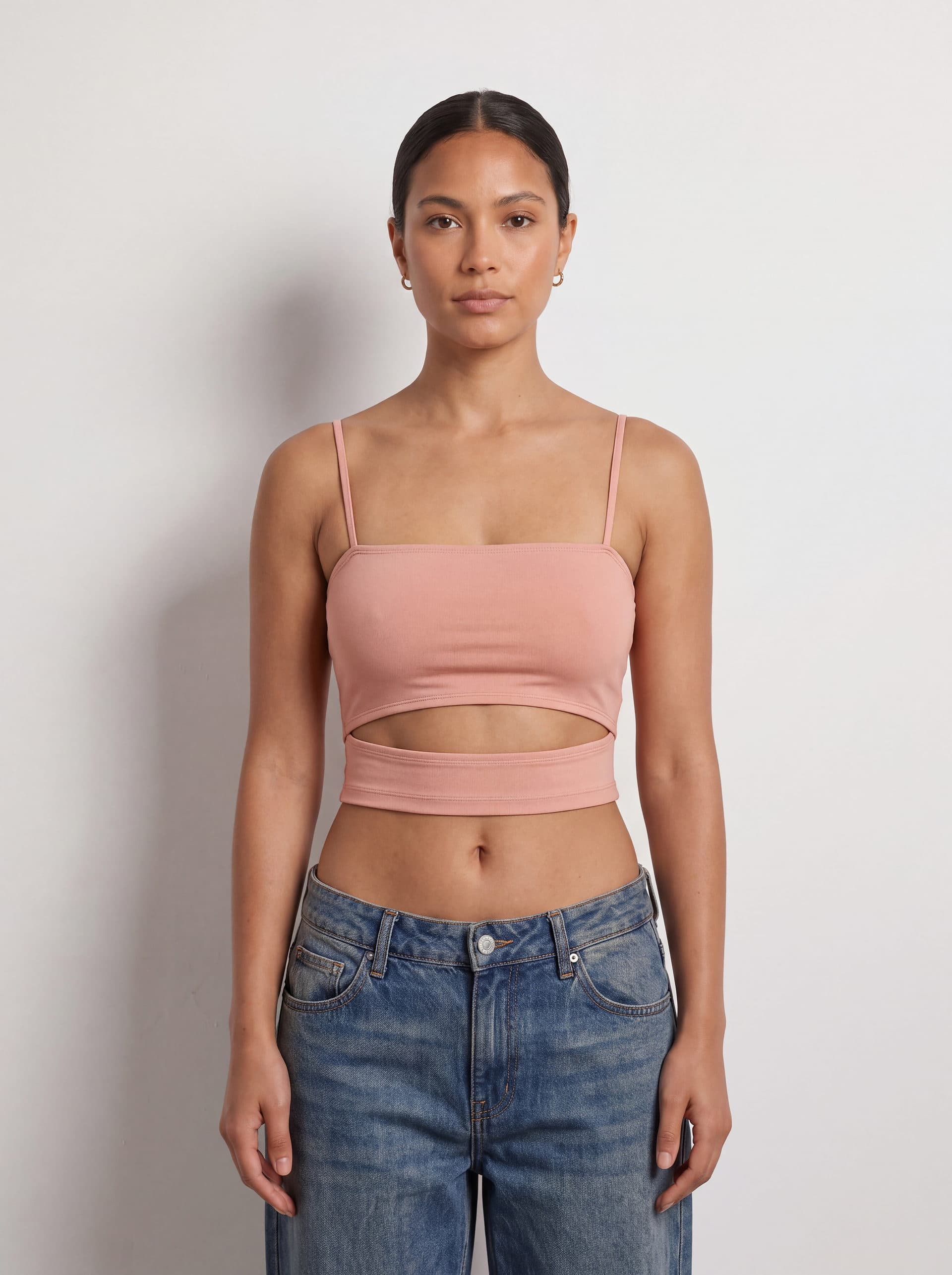 Crop top con abertura en cintura, en color rosado, puesto en modelo