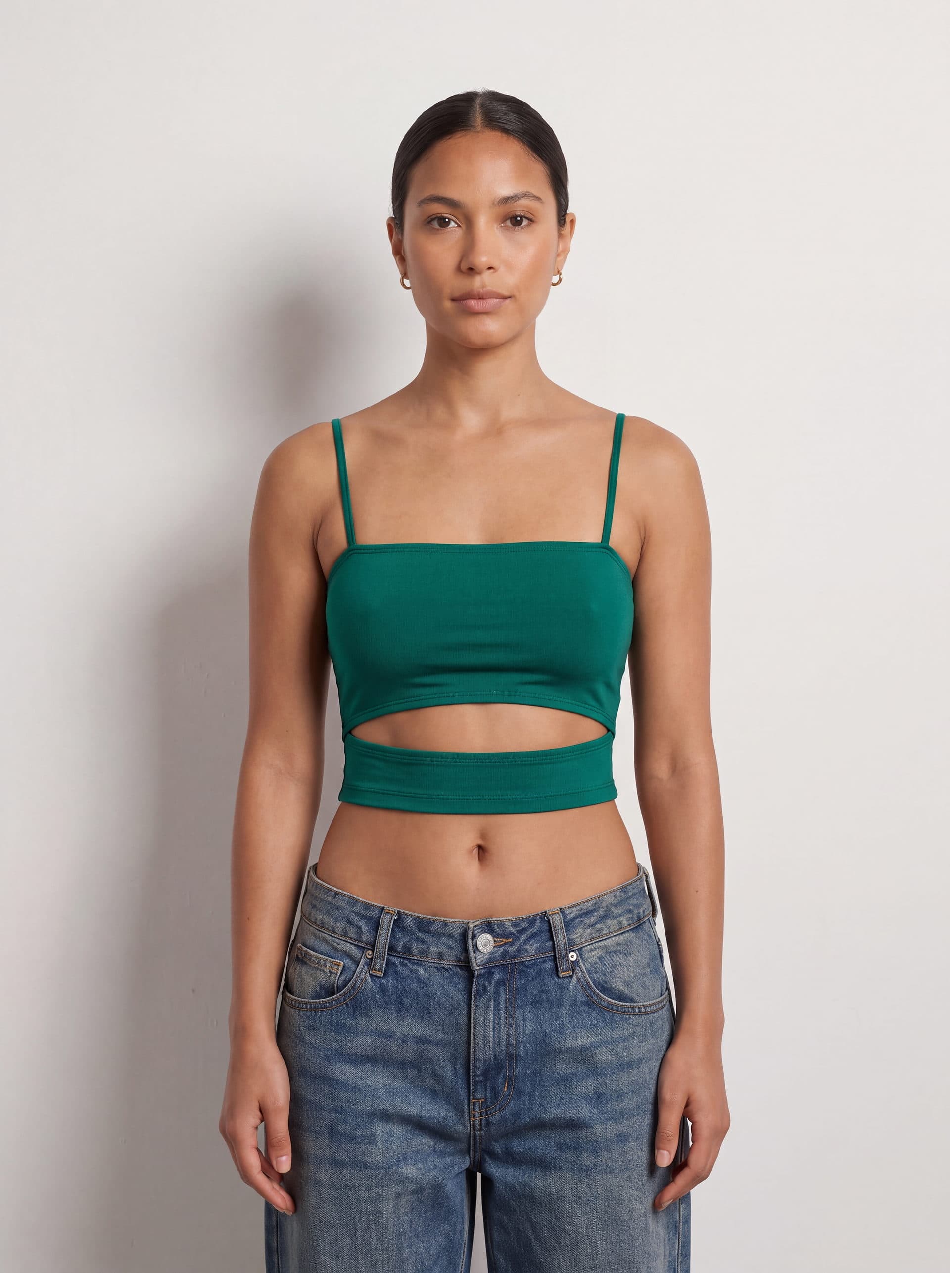 Crop top con abertura en cintura, en color verde, puesto en modelo