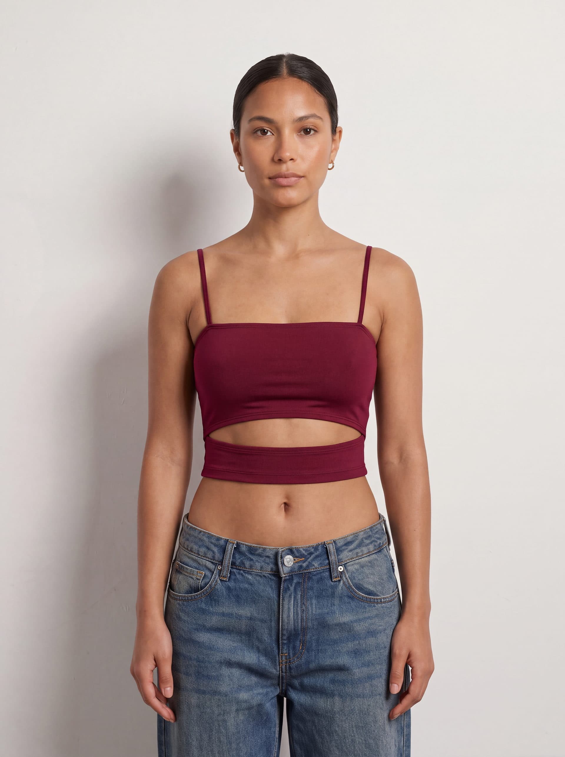 Crop top con abertura en cintura, en color vino tinto, puesto en modelo