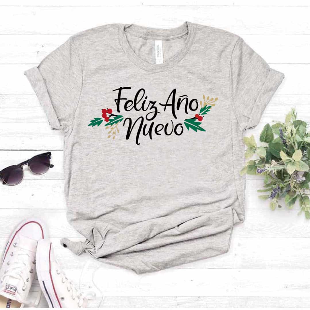 Camisa estampada tipo T-shirt (navidad) feliz año nuevo con hojas