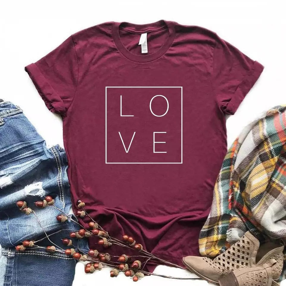 Camiseta estampada tipo T-shirt LOVE CUADRADO