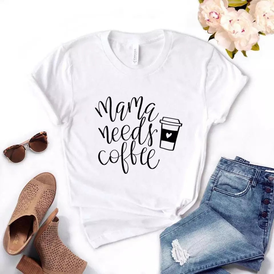 Camiseta estampada tipo T-shirt MAMÁ NEEDS COFEE