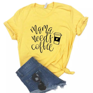 Camiseta estampada tipo T-shirt MAMÁ NEEDS COFEE