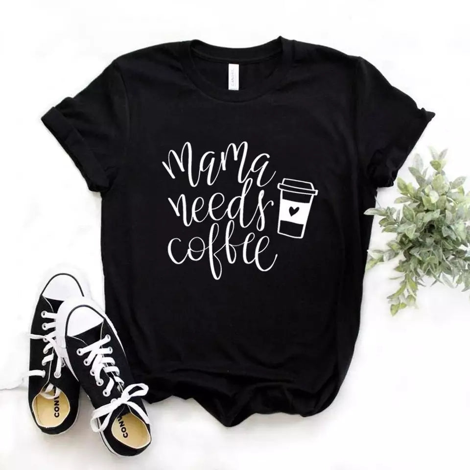 Camiseta estampada tipo T-shirt MAMÁ NEEDS COFEE