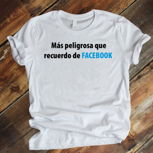 Camiseta Estampada T-shirt Mas peligrosa que recuerdo de Facebook