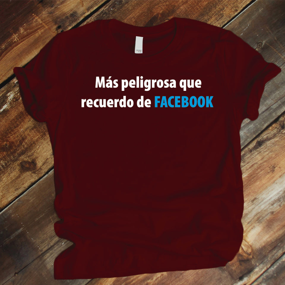 Camiseta Estampada T-shirt Mas peligrosa que recuerdo de Facebook