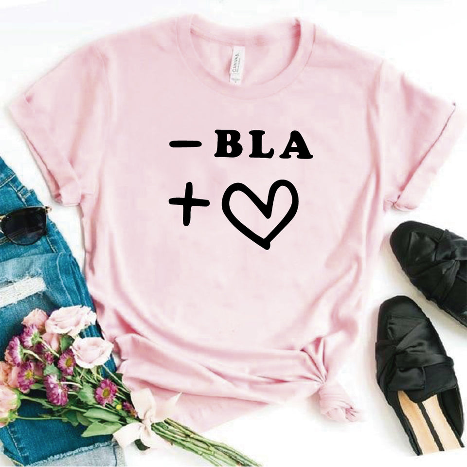 Camiseta estampada tipo T-shirt  MENOS BLAH MAS AMOR