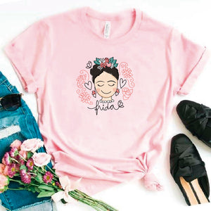 Camiseta estampada tipo T- shirt FRIDA KAHLO CORAZONES Y ROSAS