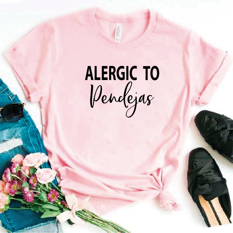 Camisa estampada tipo T- shirt Alergic to  Pendejas