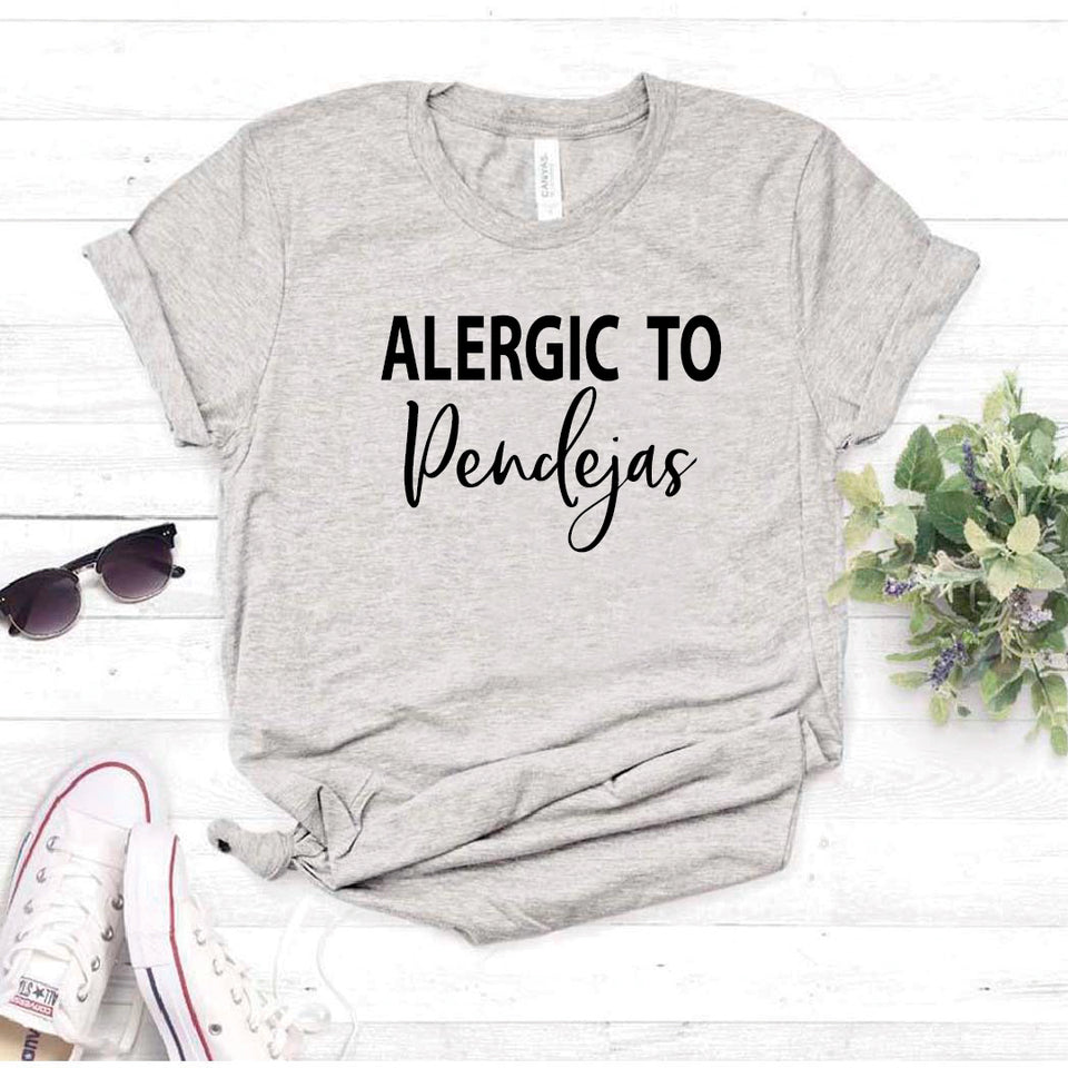 Camisa estampada tipo T- shirt Alergic to  Pendejas