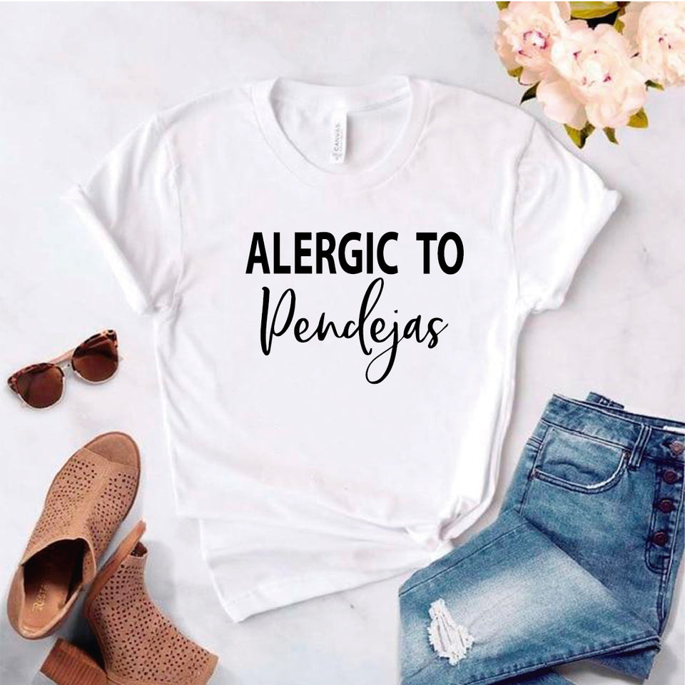 Camisa estampada tipo T- shirt Alergic to  Pendejas