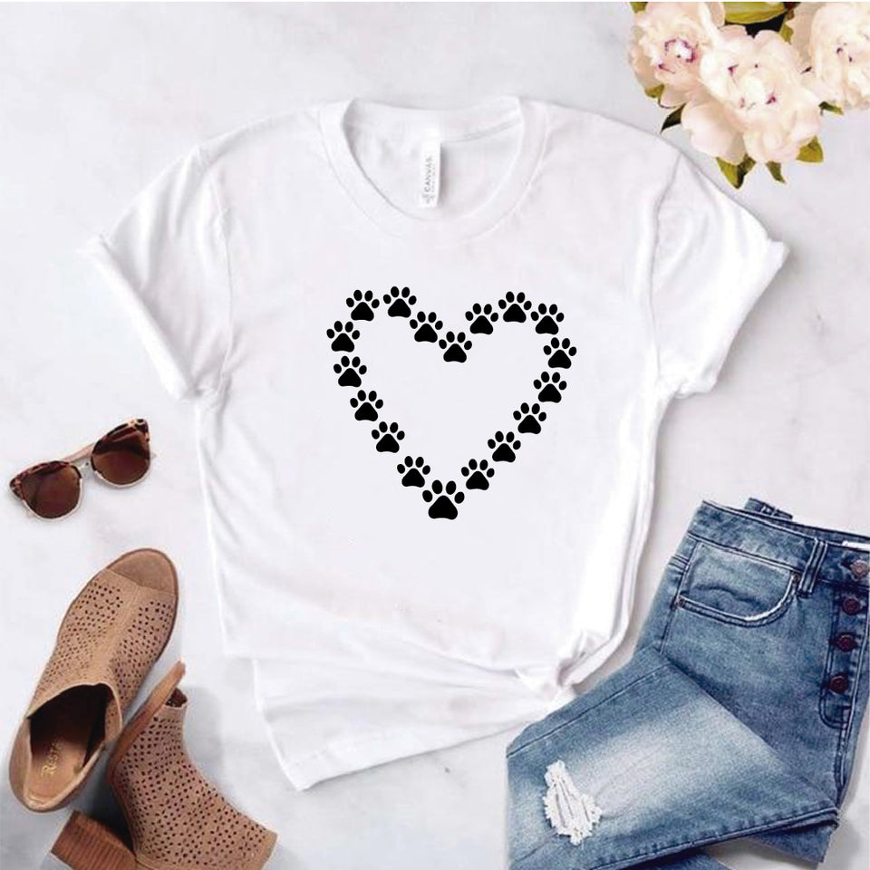 Camisa estampada  tipo T-shirt  Corazon hecho de huellas