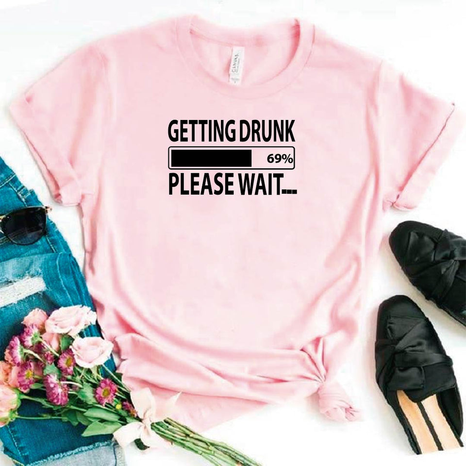 Camisa estampada tipo T- shirt GETTING DRUNK PLEASE WAIT