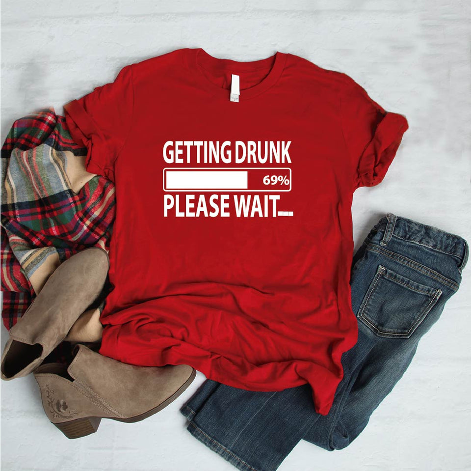 Camisa estampada tipo T- shirt GETTING DRUNK PLEASE WAIT