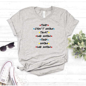 Camisa estampada  tipo T-shirt THEY DONT KNOW THAT WE KNOW THEY KNOW WE KNOW FRIENDS