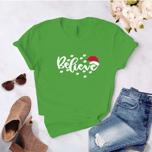 Camisa estampada  tipo T-shirt  believe gorrito navidad