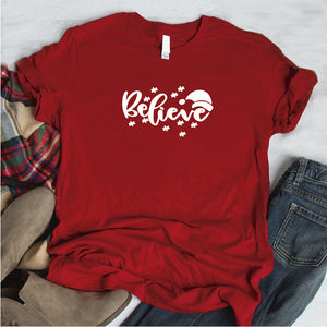 Camisa estampada  tipo T-shirt  believe gorrito navidad